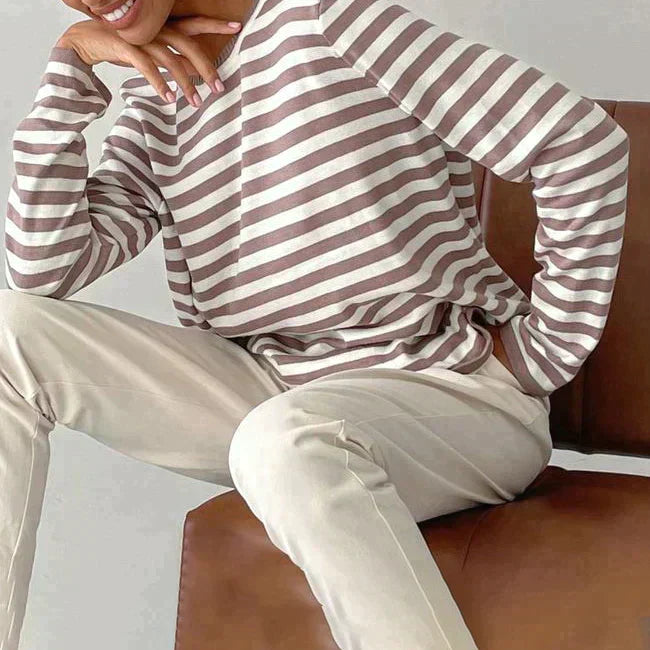 Model draagt een trendy Hoymans gestreepte dames sweatshirt met lange mouwen en ronde hals.