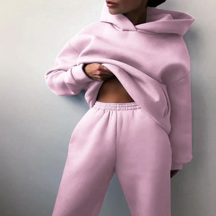 Dames joggingset als comfortabel huispak of stijlvolle loungewear voor thuis en vrije tijd.