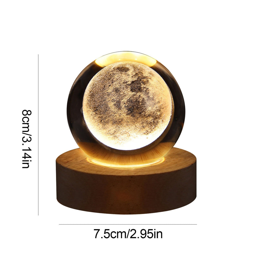 Rustgevende kristallen lichtbol met 3D maan, perfect voor meditatie en ontspanning.