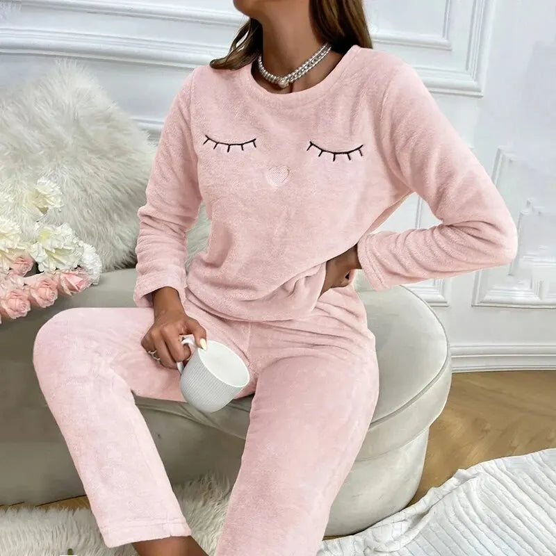 Comfortabele damespyjamaset van zachte polyester stof, ideaal als huispak en nachtkleding.