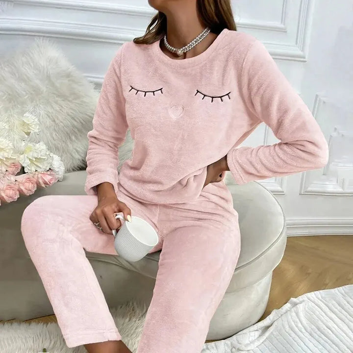 Comfortabele damespyjamaset van zachte polyester stof, ideaal als huispak en nachtkleding.