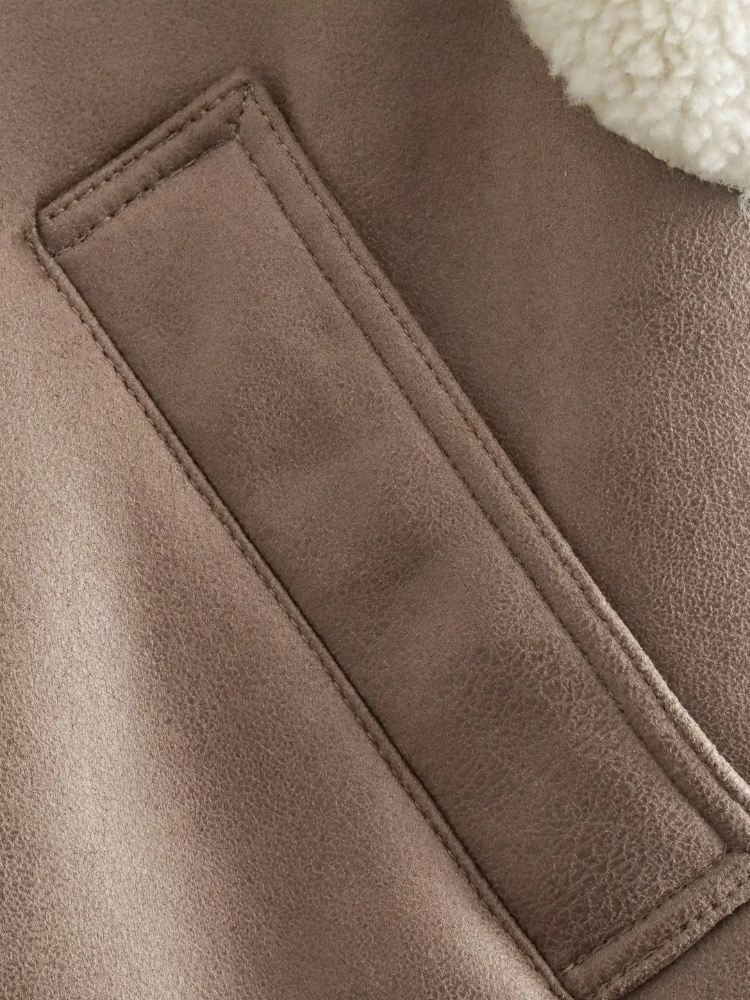Trendy dames bodywarmer van leer, warm en stijlvol, onmisbaar in de herfst/wintergarderobe.