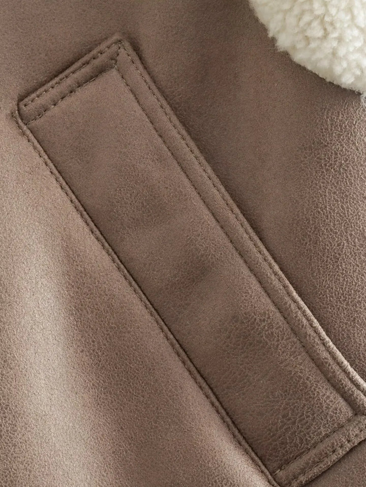 Trendy dames bodywarmer van leer, warm en stijlvol, onmisbaar in de herfst/wintergarderobe.