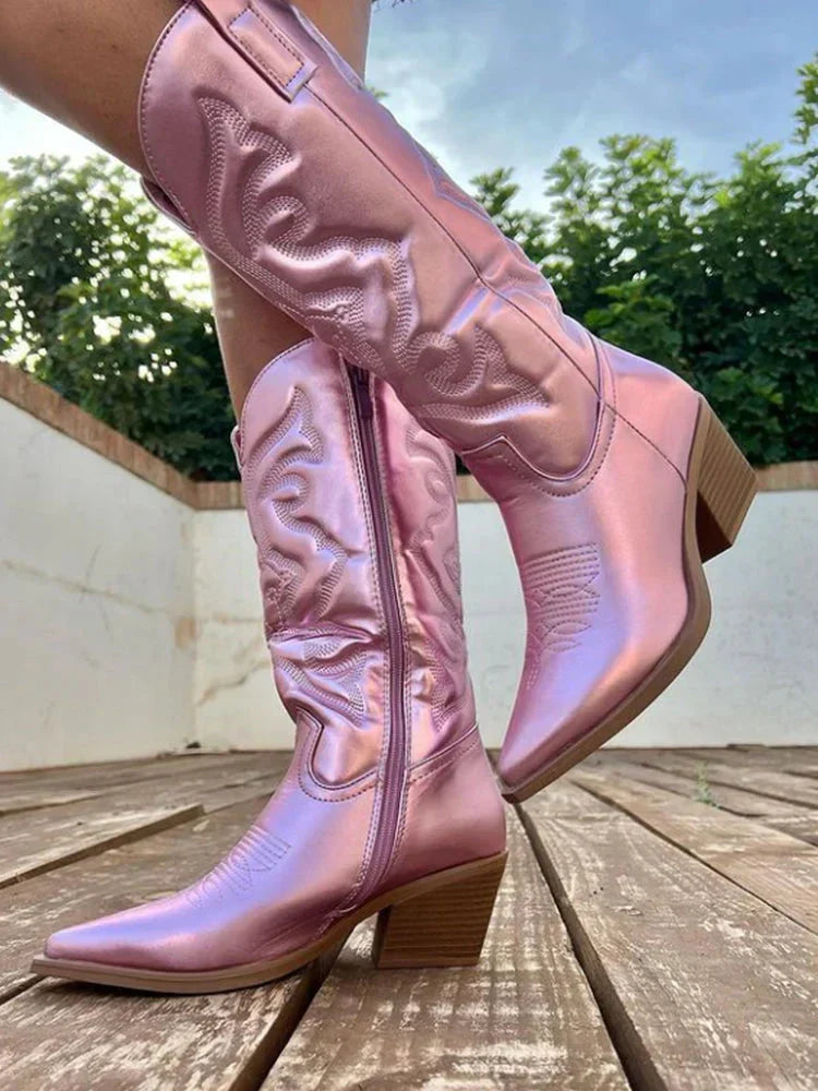 Detail van de hak en zool van elegante dames cowboylaarzen met trendy metallic accent. Comfortabele damesschoenen.