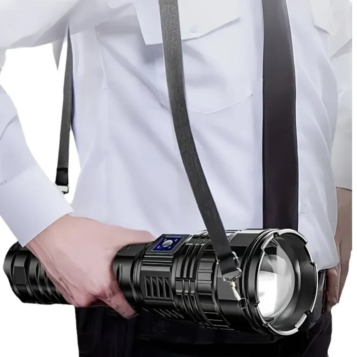 Krachtige oplaadbare LED zaklamp (10000 lumen) voor outdoor, kamperen en noodsituaties. Waterdicht, aluminium behuizing.