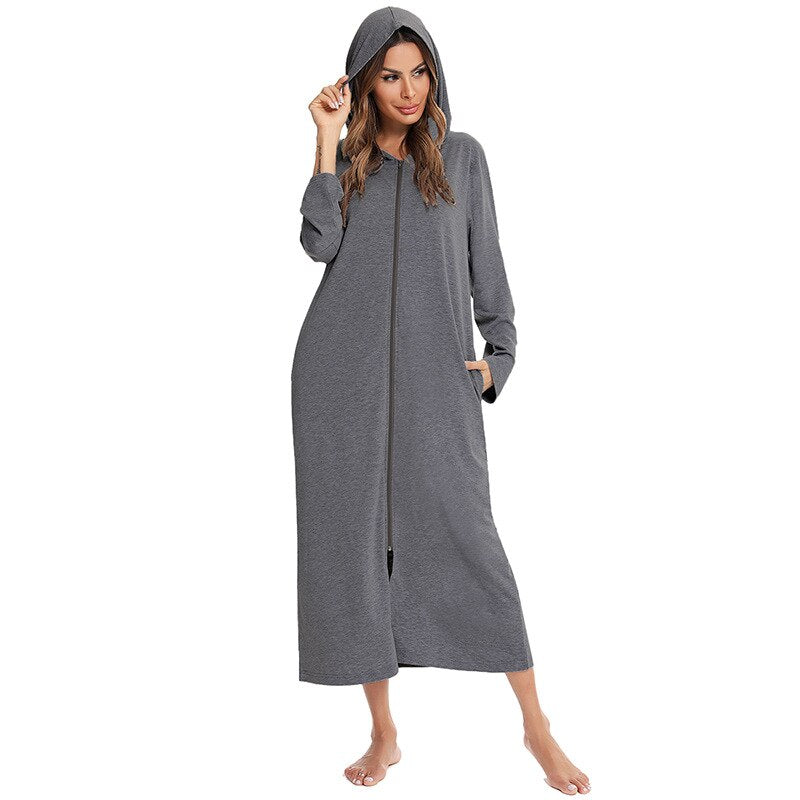 Veelzijdige dames badjas met rits en capuchon. Comfortabele damesbadjas voor elk moment thuis.
