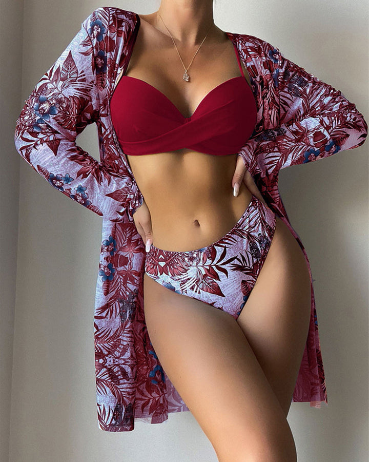 Zomerse damesmode: complete set met bikini en doorschijnende cover-up.