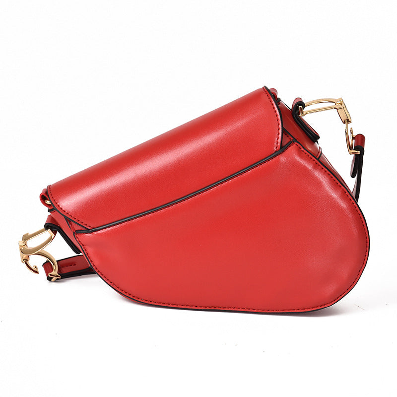 Crossbody zadeltas SANDSBERGORIGINALS, luxe design voor dames. Elegante schoudertas, een must-have accessoire.