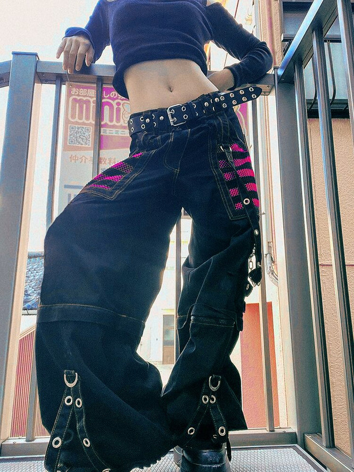 Rode gothic broek voor dames, comfortabel en stijlvol. Perfect voor een gedurfde alternatieve look en uniek design.