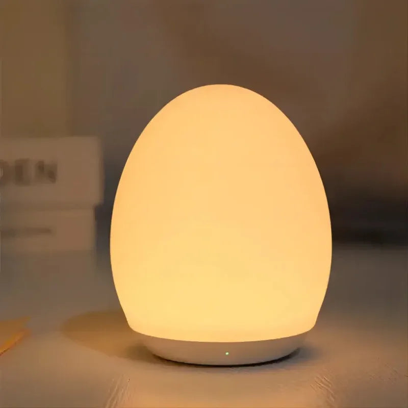 Wit nachtlampje met sterrenprojectie voor kinderkamer, creëert magisch sfeerlicht. Perfect voor slapengaan.