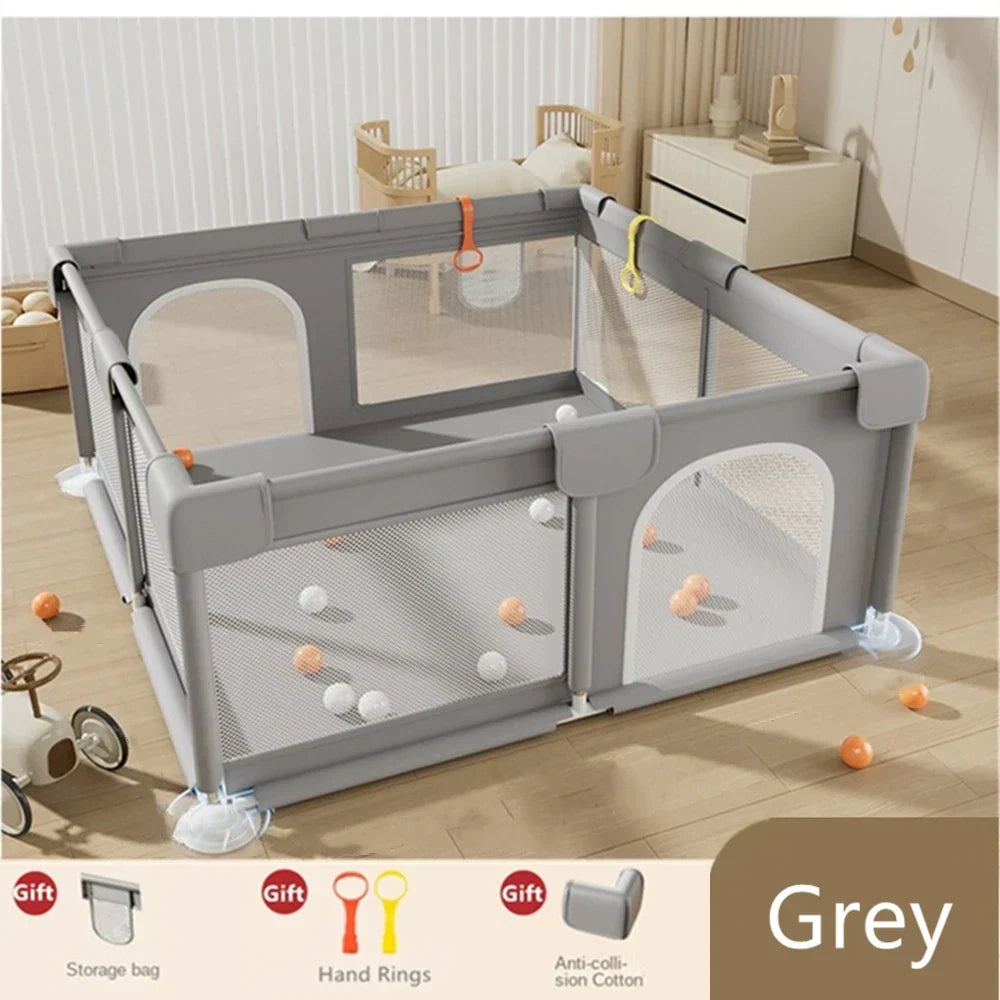 Moderne babybox als veilige speelruimte in kinderkamer. Biedt ruimte voor groei, ontwikkeling en speelplezier.