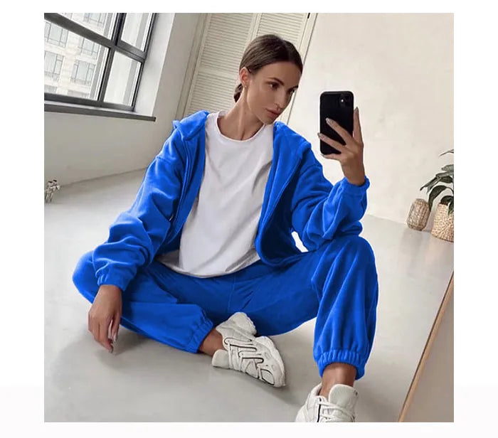 Model draagt comfortabel oversized dames trainingspak Olivia van zacht velours. Perfect als huispak.