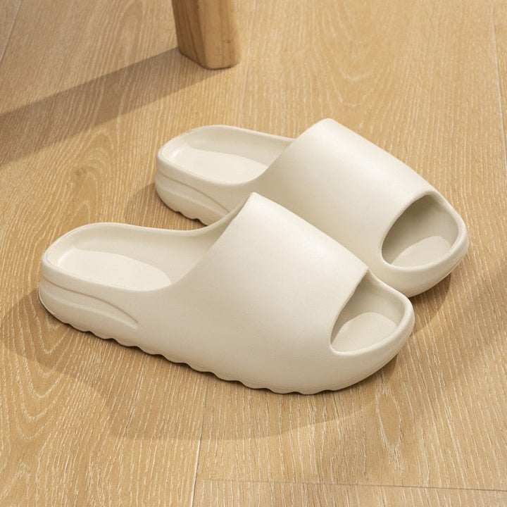 Groene Yeezy-stijl dames slippers, comfortabele badslippers voor strand of als trendy casual schoeisel.