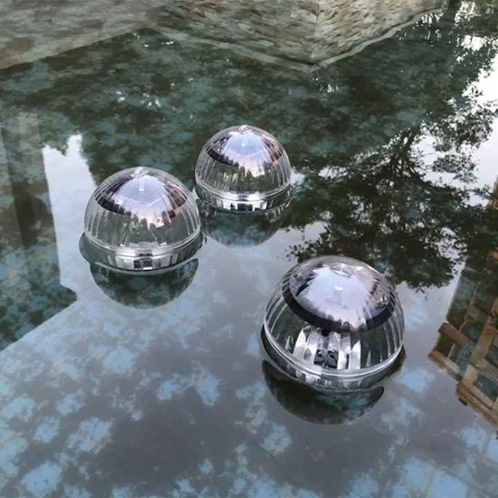 Sfeervolle LumiGlobe zonnelamp in tuin, drijvend in vijver of op terras, waterdichte RGB LED buitenverlichting decoratie.