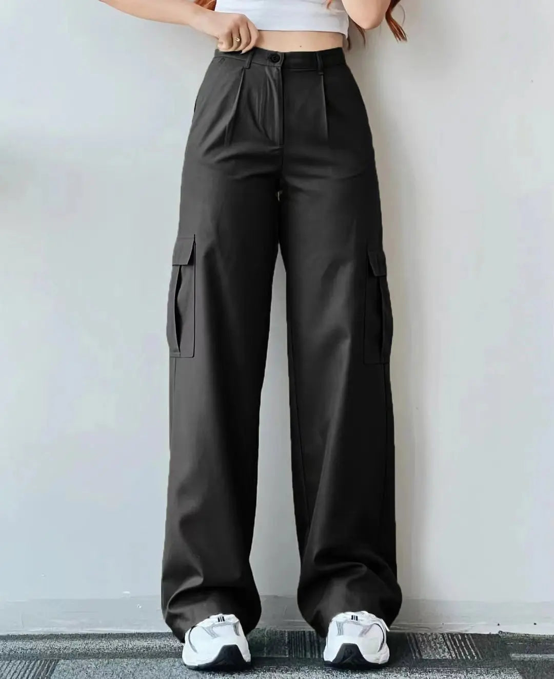 Veelzijdige dames urban cargo broek, wijde pijpen, comfortabel en modieus voor diverse casual streetwear looks.