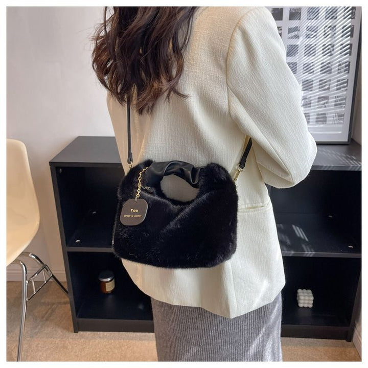 Elegant pluizige crossbody tas, perfect voor de moderne vrouw.