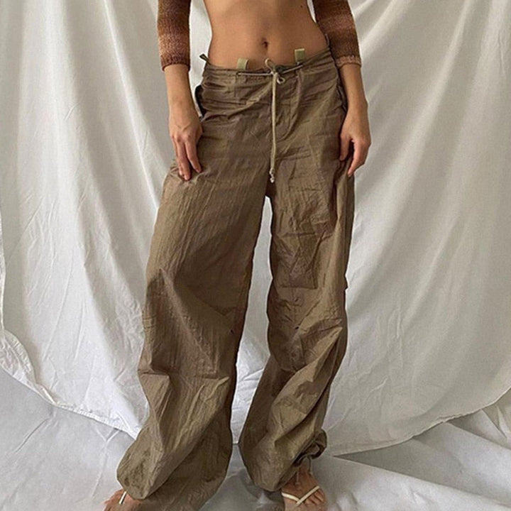 Modieuze dames cargobroek met comfortabele wijde pijpen, perfect voor streetwear.