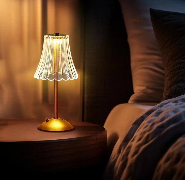 Stijlvolle tafellamp met vintage kristal en moderne gouden voet, draadloos LED sfeerlicht.