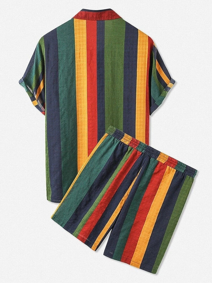 Comfortabele heren zomer casualset met streepjesprint. Perfecte strandoutfit of vakantiekleding.
