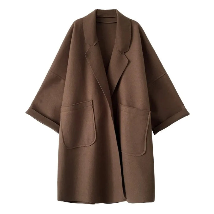 Vrouw draagt stijlvolle oversized wolblend trenchcoat, een veelzijdige herfstjas voor de moderne vrouw.