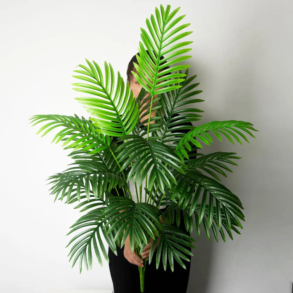Levensechte kunstpalmboom met gedetailleerde groene bladeren. Ideaal voor een onderhoudsvrije tropische sfeer.