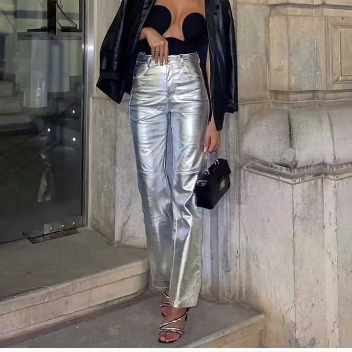 Dames metallic broek, hoge taille, losse pasvorm. Trendy feestkleding eyecatcher.