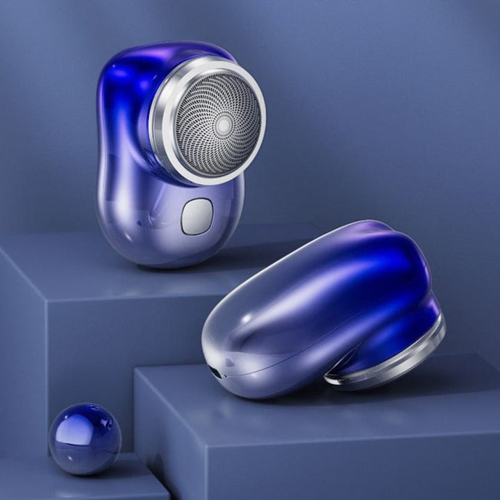 Man scheert zich met een compact, elektrisch heren scheerapparaat. Snelle en efficiënte verzorging, perfect voor een drukke reis.