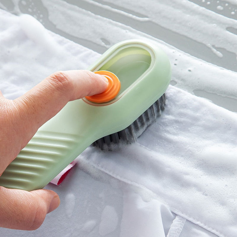 Professionele schoonmaakborstel met zeepdispenser, ideaal voor schoenen en kledingonderhoud, wit/groen.