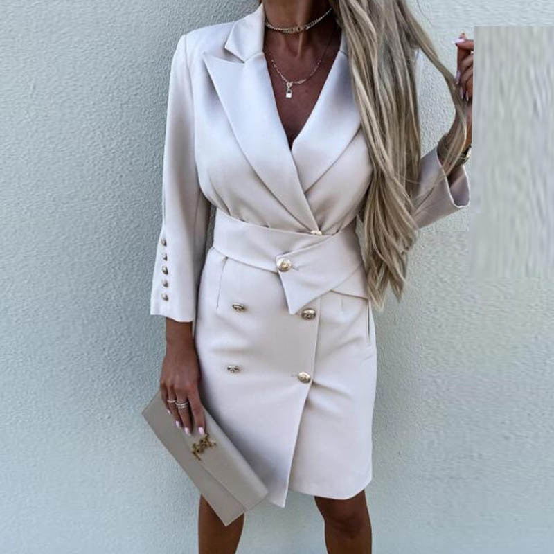 Elegante dames blazerjurk met dubbele knopen, ideaal voor een stijlvolle zakelijke look of feestelijke gelegenheid.