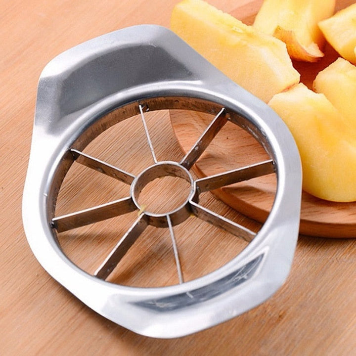 Robuuste roestvrijstalen appelsnijder; ideaal voor efficiënte fruitbereiding. Een duurzame keukenhulp voor elke dag.