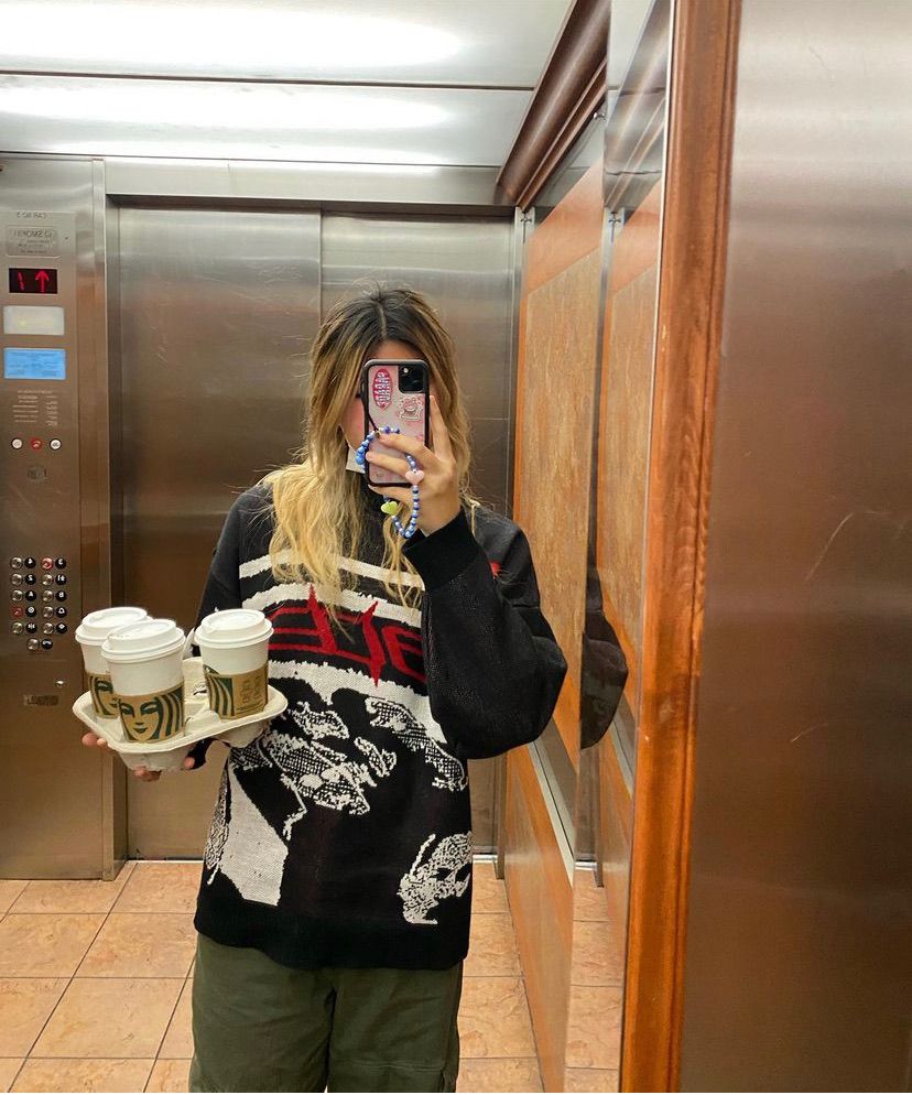 Stijlvolle oversized dames trui met unieke print, veelzijdig voor casual en streetwear outfits.