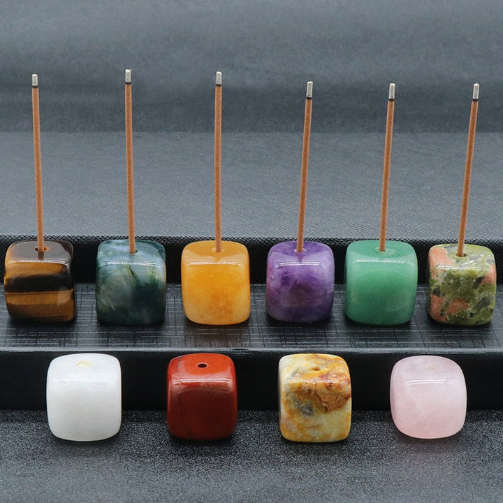 Unieke edelsteen wierookhouder voor rust en meditatie, een sfeervol woonaccessoire.