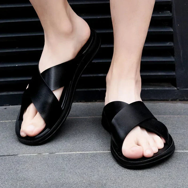Tijdloze bruine lederen herenslippers, ideaal voor comfortabele casual outfits en strand.