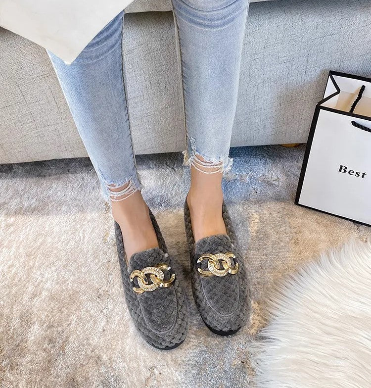 Elegante zwarte winter instappers, ideaal voor een stijlvolle look.