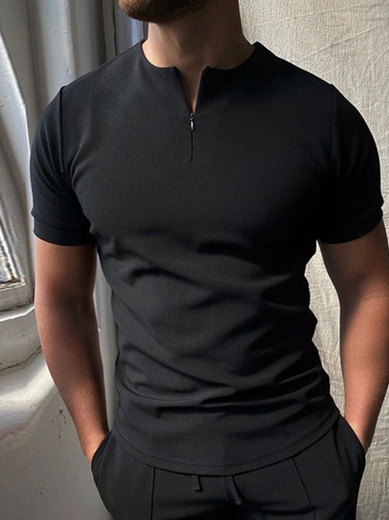 Zwart heren T-shirt met ritskraag voor stijlvol comfort. Ideaal voor casual chic mannenmode in de zomer.