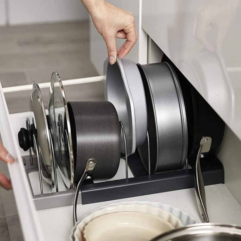 Ruimtebesparende keukenorganizer voor kookgerei; ideaal pannenrek voor een geordende kastindeling.