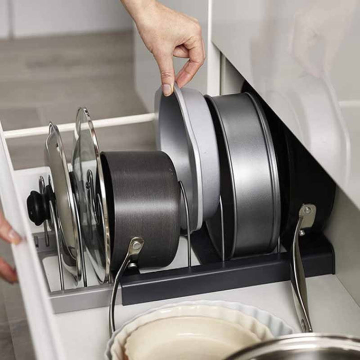 Ruimtebesparende keukenorganizer voor kookgerei; ideaal pannenrek voor een geordende kastindeling.