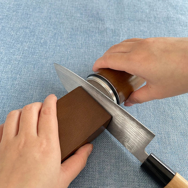 Moderne, compacte messenslijper; ideaal keukenaccessoire om uw messen vlijmscherp en veilig te houden.