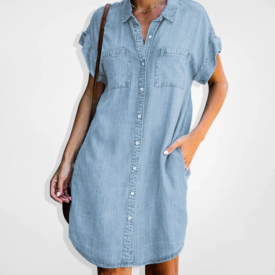 Stijlvolle dames denim mini jurk in lichtblauw voor een comfortabele casual zomerlook.