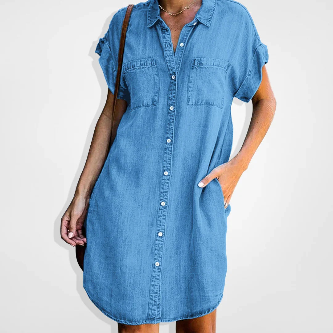 Trendy donkerblauwe denim mini jurk voor dames. Casual, comfortabel en ideaal als zomerjurk.