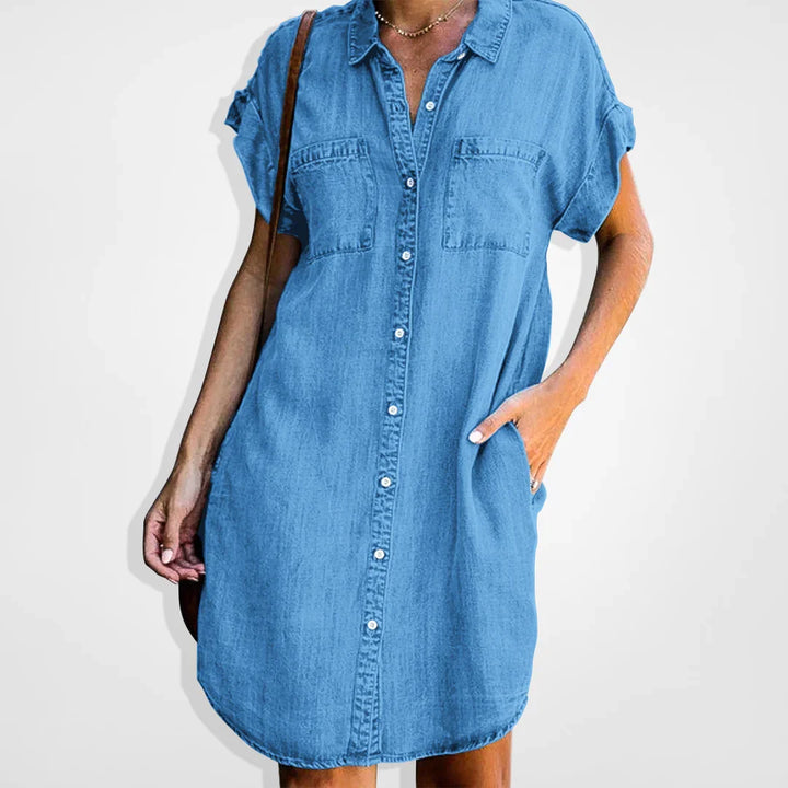 Trendy donkerblauwe denim mini jurk voor dames. Casual, comfortabel en ideaal als zomerjurk.