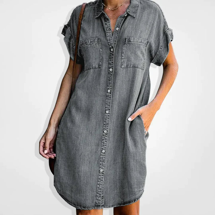 Veelzijdige dames spijkerjurk, comfortabel en perfect voor de zomer. Ook verkrijgbaar in grijs.