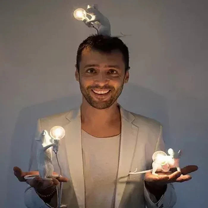 Blikvanger: goud-witte LED muizenlamp. Speelse hars tafellamp, uniek design en sfeervolle decoratie voor elk interieur.