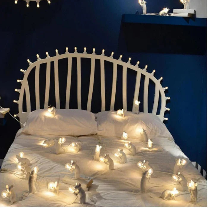 Gedetailleerd ontwerp: goud-witte hars muizenlamp met LED licht. Speelse tafellamp, originele dierendecoratie.