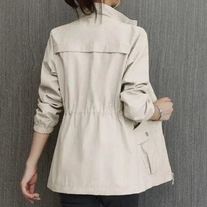 Stijlvolle dames trenchcoat in grote maat, verstelbare tailleband, geschikt voor voorjaar en najaar. Trendy jas.