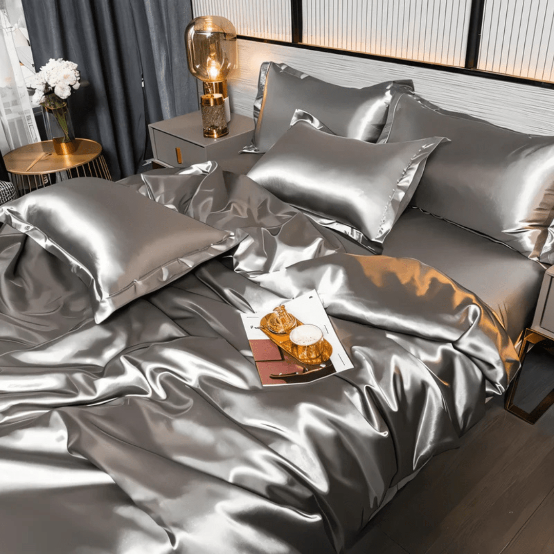 Luxe zijden bedset van moerbeizijde; compleet dekbedovertrek, hoeslaken & kussensloop voor ultiem slaapkamercomfort.