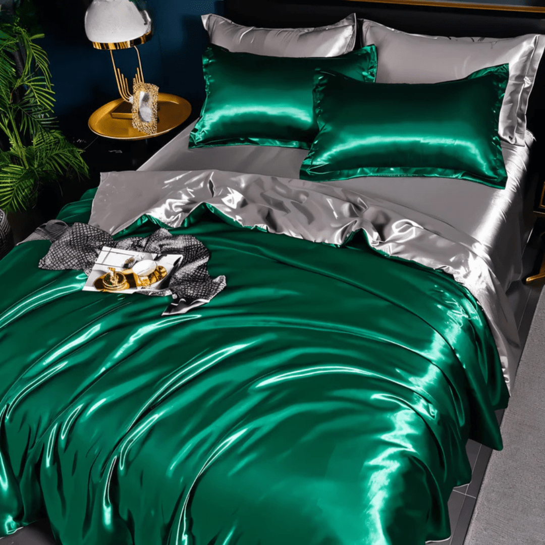 Glanzende, luxe zijden beddengoed set van moerbeizijde, prachtig verlicht in een serene slaapkamer.