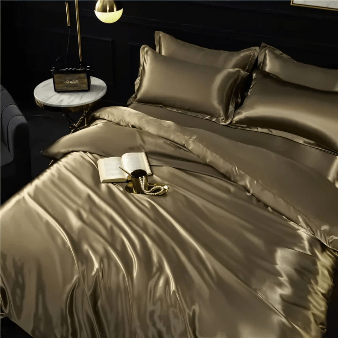 Complete zijden bedset; moerbeizijde dekbedovertrek, hoeslaken, kussensloop; hypoallergeen en temperatuurregulerend.