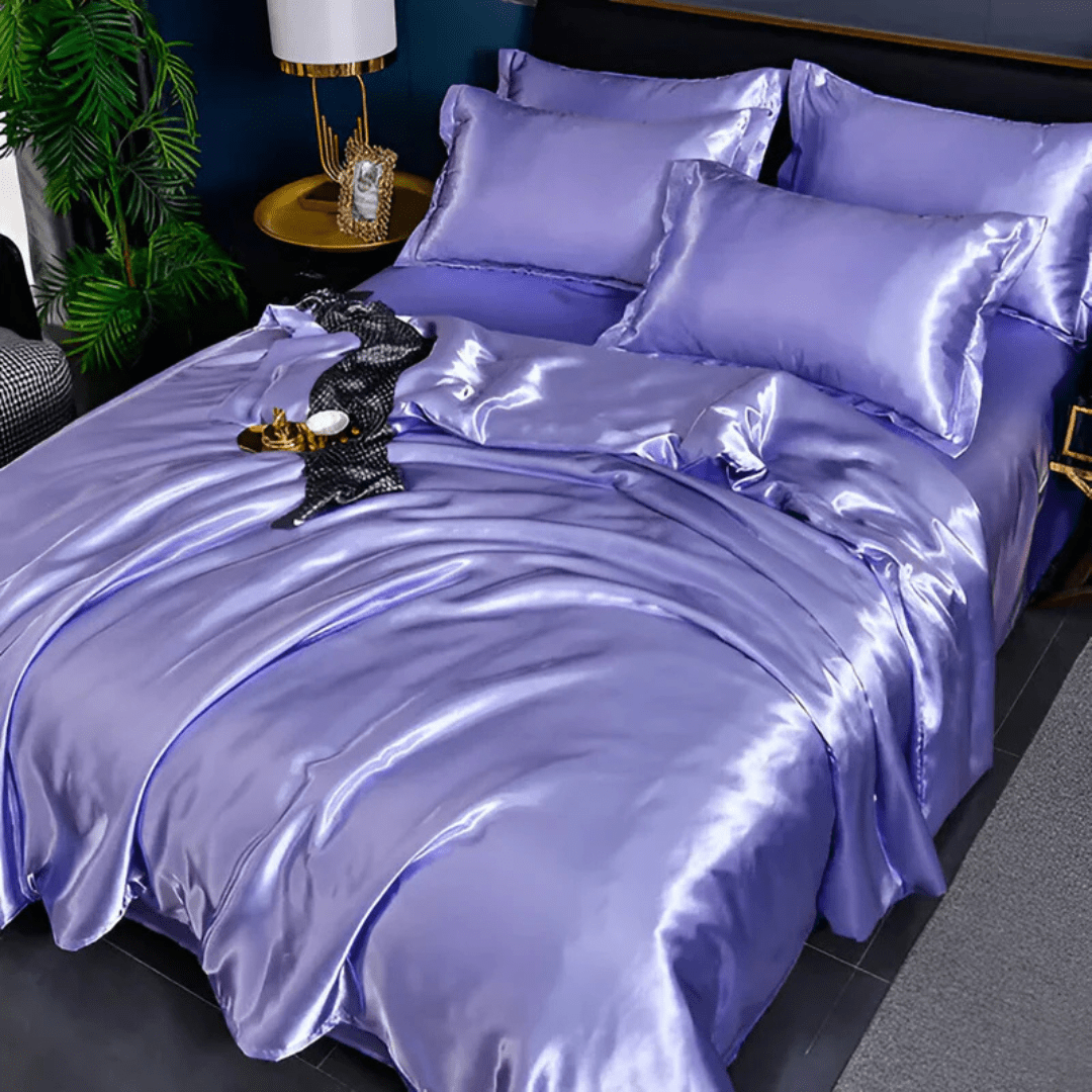 Stijlvolle zijden bedset voor slaapkamercomfort; zijdezacht dekbedovertrek & kussensloop van luxe moerbeizijde.