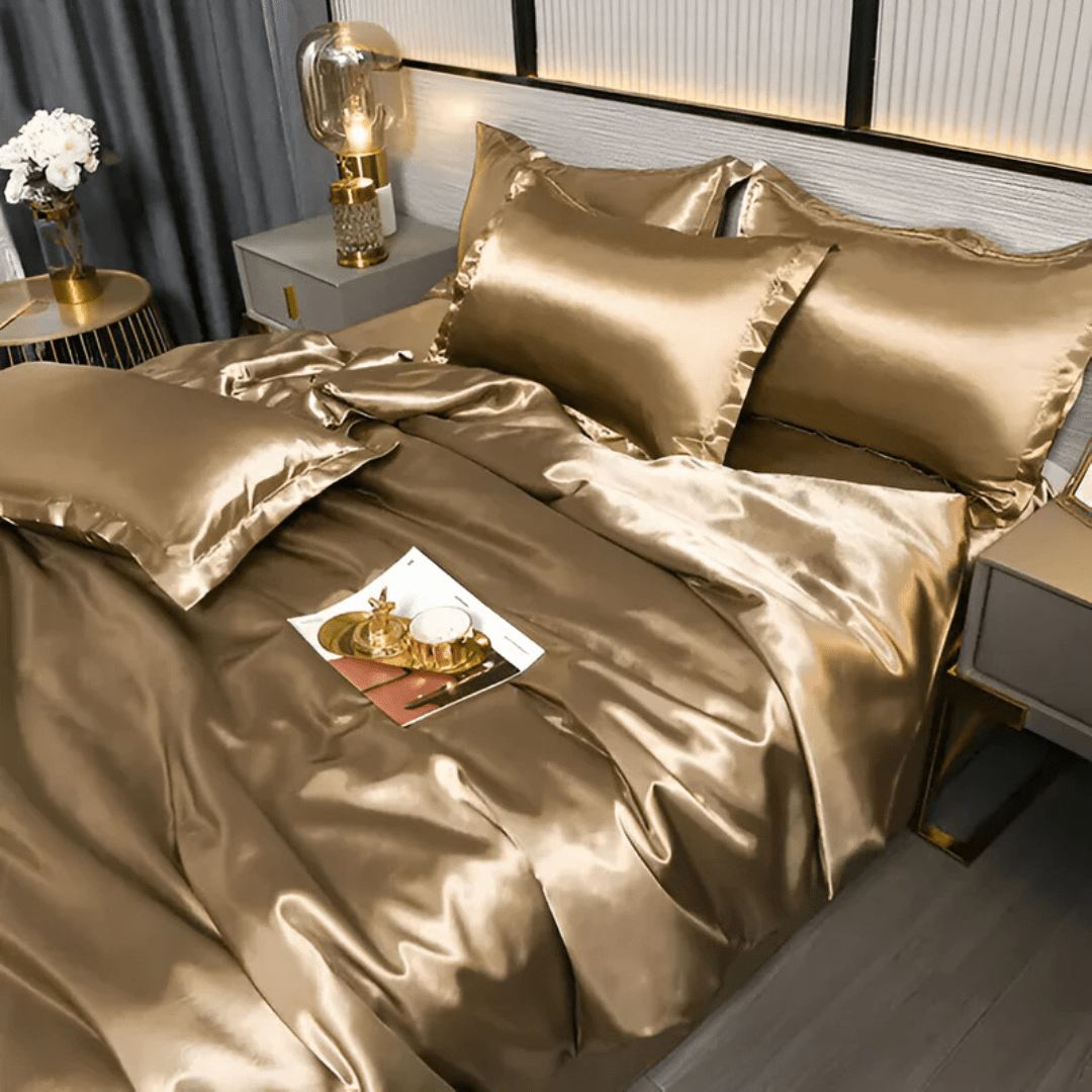 Close-up van luxe zijden beddengoed; glanzende textuur van zijdezacht moerbeizijde voor slaapkamercomfort.